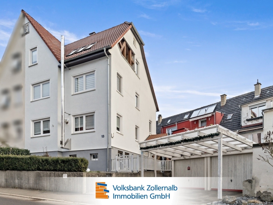 Außenansicht mit Parkmöglichkeiten