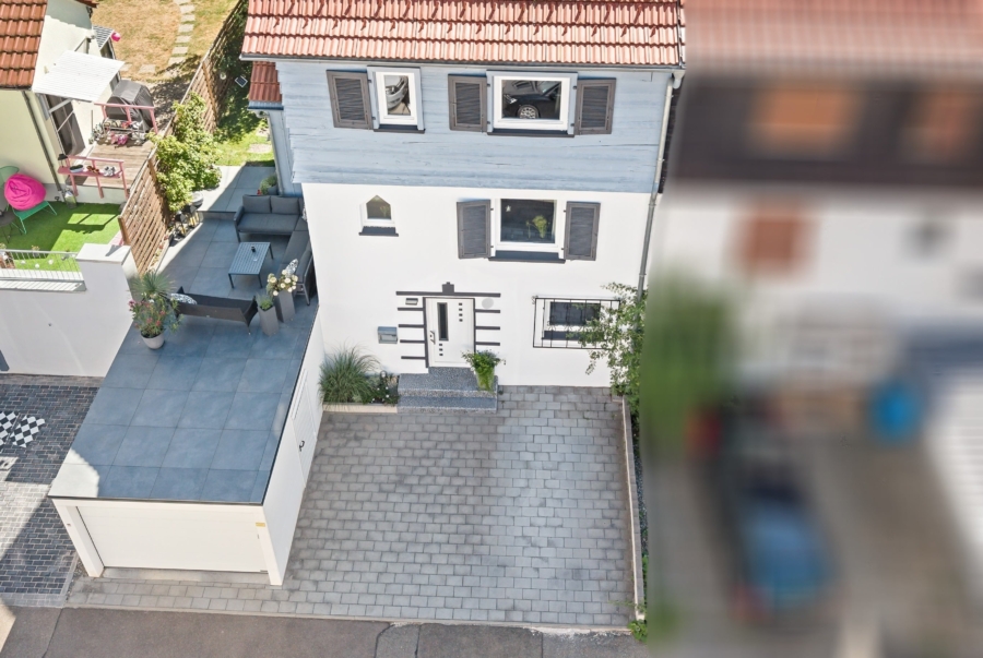 Ansicht mit Garage und Stellplatz