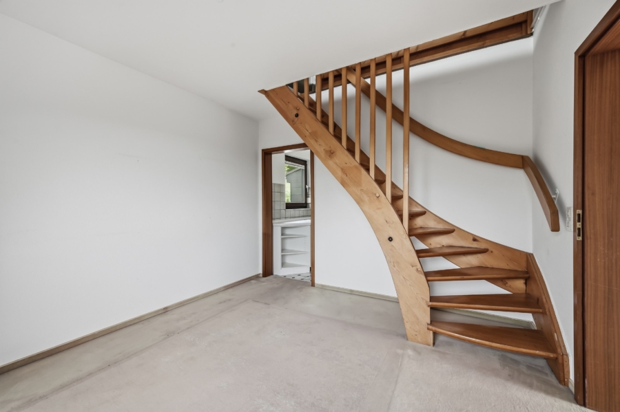 Esszimmer mit Treppenaufgang