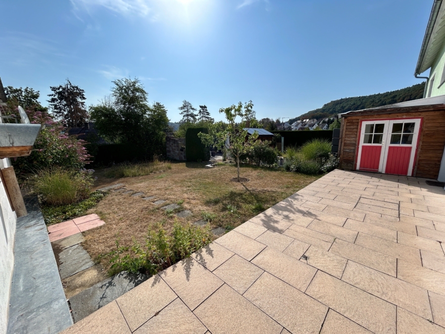 Terrasse mit Gartenhaus