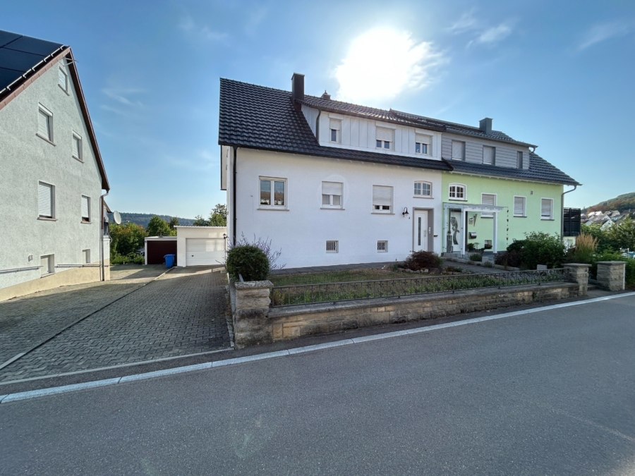 Vorderansicht mit Garage